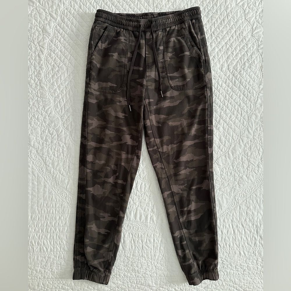 Athleta Camo Farallon Joggers Pants Women’s Size 8 Olive Green - Picture 2 of 13